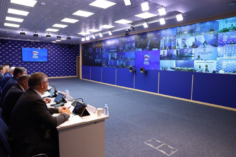 «Единая Россия» запустила проект по поддержке молодых специалистов на селе «Агронаставники». Он стартовал по инициативе самих сельхозпроизводителей и стал частью большой системной работы по развитию кадрового потенциала на селе. «Сельскому хозяйству как никогда нужны молодые специалисты — энергичные, думающие, увлеченные. Но для того, чтобы они действительно оставались на селе, видели перспективы и чувствовали поддержку, им необходима опора в лице наставников. Таких, кто уже прошел этот путь и готов не просто делиться знаниями, а зажигать интерес к аграрному делу», — отметил региональный координатор партийного проекта «Российское село» Виктор Рейн. В рамках проекта создается реестр опытных фермеров и специалистов, которые будут работать со школьниками из агроклассов и их семьями: рассказывать о профессии, проводить экскурсии в аграрные вузы, знакомить с передовыми сельхозпредприятиями. «Поддержка молодых – это не только про занятость. Это про будущее села, региона и страны», — заключил Виктор Рейн. Единая Россия Тюменская область