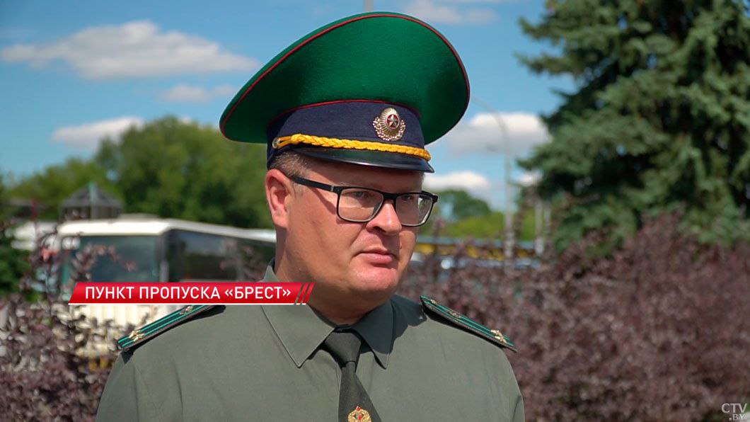 Официальный представитель Госпогранкомитета Беларуси Сергей Дмитриев в эфире СТВ прокомментировал ситуацию на пункте пропуска Брест В настоящее время в пункте пропуска Брест ожидает выезда в Республику Польшу из Республики Беларусь свыше 4660 легковых транспортных средств и 110 автобусов Как правило летом количество транспорта который находится в очереди всегда возрастает однако таких цифр в течение этого года не было Предыдущий антирекорд был поставлен в этом пункте пропуска во время новогодних и рождественских праздников Мы фиксируем в течение каждых суток как минимум несколько часов когда польская сторона или совершенно не принимает транспортные средства с белорусской стороны или принимает их в крайне ограниченном количестве 1регион Больше новостей с pervyiregion