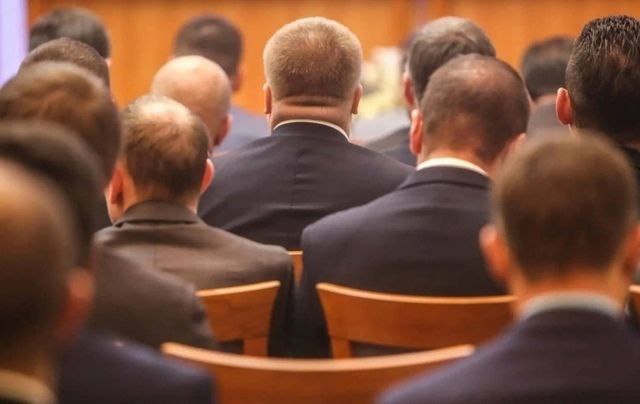 Ранее оправданный экс директор ямальского ГУП отправится в колонию за хищения Суд приговорил бывшего руководителя Ямалгосснаба Михайлицкого к 12 годам лишения свободы и штрафу в 3 млн рублей По версии окружного следкома он в 2015 2017 годах похитил 6 млн рублей заключая договоры на поставки через аффилированные предприятия и еще 20 млн рублей начисляя зарплаты фиктивным сотрудникам Экс директора уже судили именно по этим статьям но по одному преступлению судья его оправдал а по другому заменил статью на менее тяжкую и освободил от наказания в связи с истечением срока давности с чем не согласилась прокуратура Пока шли новые судебные разбирательства Михайлицкого приговорили к реальному сроку за его махинации на посту директора Фонда развития Нового Уренгоя Источник ПиГ ЯНАО Колония Суд Хищение