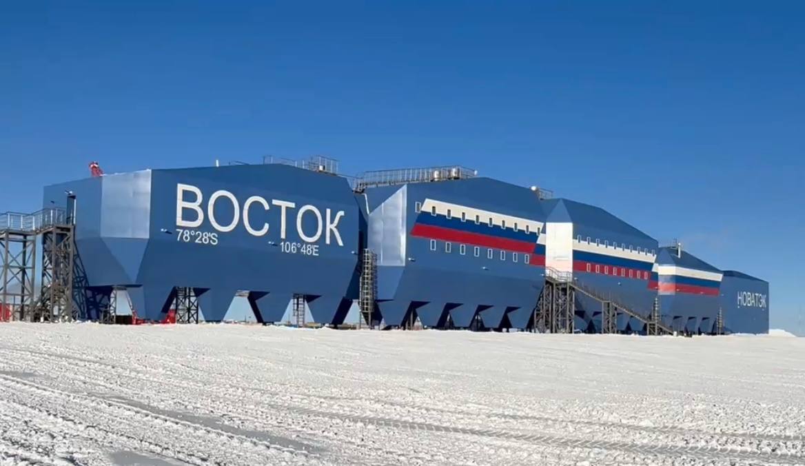 Новый зимовочный комплекс "Восток" в Антарктиде введен в эксплуатацию. Для него готов научный проект на 18 лет вперед.   Проект, как ожидается, будет связан с изучением вопросов изменения климата на планете, исследованиями древнего льда возрастом 1,5 млн лет и озера Восток, которое находится на глубине около 4 километров под ледяным щитом Антарктиды.  Полярная станция "Восток" – единственная российская станция, которая находится в центре континента. А одноименный зимовочный комплекс – первое в мире современное здание, построенное на полюсе холода планеты.