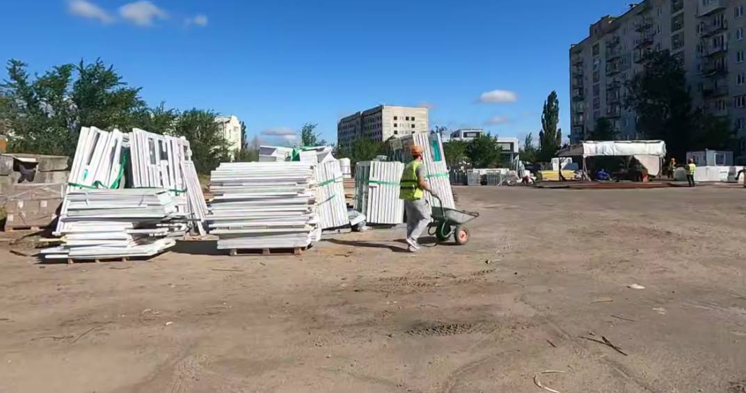 Пострадавшие здания Северодонецка отремонтируют до конца 2030 года  «В Северодонецке проводится беспрецедентный объем восстановительных работ. По масштабам их можно сравнить с Мариуполем, но отличие в том, что в непосредственной близости от Северодонецка до сих пор ведутся активные боевые действия», – подчеркнул председатель правительства ЛНР Егор Ковальчук.  До конца текущего года в Северодонецке отремонтируют около 200 многоквартирных домов и социальных учреждений.   Южная служба новостей