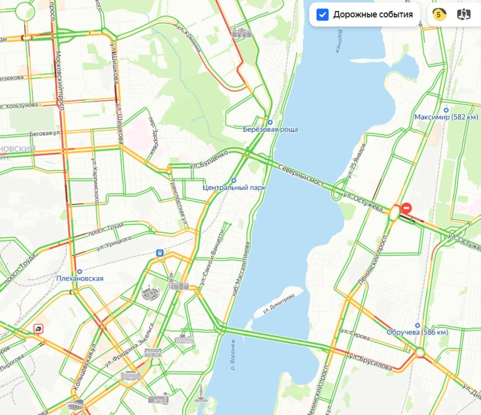 Почти 5-километровая пробка парализовала движение на Московском проспекте в Воронеже  4,8-километровая пробка скопилась на Московском проспекте в Воронеже сегодня утром, 18 октября, если верить данным сервиса «Яндекс карты».  Автомобилисты застряли в серьёзном заторе в сторону центра города. В сторону выезда из Воронежа движение также затруднено. Пробка тянется от пересечения с улицей Владимира Невского до Плехановской.   Водителям приходится несладко и в центре города. Заторы на улицах Кольцовской, Плехановской, Кирова, 9 Января. На левом берегу города дорожная обстановка лучше. Километровый затор на улице Брусилова, движение несколько затруднено на улице Димитрова.