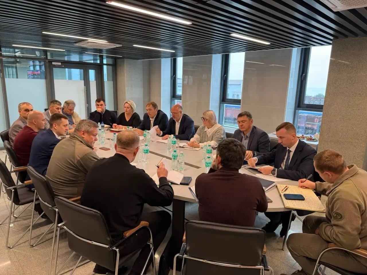 Пассажирские поезда между Ростовской областью и Донбассом пойдут уже в следующем году Об этом сообщила министр транспорта региона Алёна Беликова По её словам созданию маршрута пока препятствует ряд проблем в том числе административных Чтобы разрешить их делегация минтранса Ростовской области отправилась в Мариуполь на встречу с коллегами из ДНР В ходе встречи речь зашла также о перспективах развития водного сообщения между регионами В период СССР жители нашего региона часто путешествовали на Донбасс по реке Дон ездили к друзьям и родственникам на поездах и автомобилях Такой запрос среди дончан закономерно возник вновь отметила Алёна Беликова