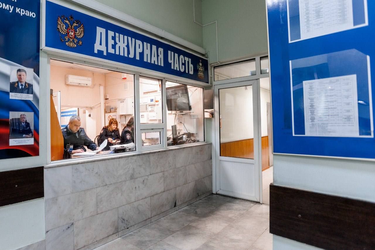 ​​ Краснодарец похитил агрегаты из подкапотного пространства чужого автомобиля    В дежурную часть отдела полиции  Прикубанский округ  Управления МВД России по городу Краснодару с сообщением о краже обратился местный житель. В своем заявлении мужчина пояснил, что припарковал личный автомобиль на стоянке возле многоквартирного дома, расположенном на улице Душистой, а утром обнаружил пропажу из подкапотного пространства мотора, коробки передач, радиатора и аккумулятора. Причиненный потерпевшему ущерб составил более 200 000 рублей.   В результате проведенных оперативно-розыскных мероприятий сотрудники уголовного розыска установили личность предполагаемого злоумышленника. Им оказался ранее не судимый 24-летний краснодарец. В отделе полиции молодой человек признался, что транспортное средство было незаперто и похищенные агрегаты он продал случайному прохожему.   ‍  Пресс-служба Управления МВД России по городу Краснодару   ЧП Краснодара и края