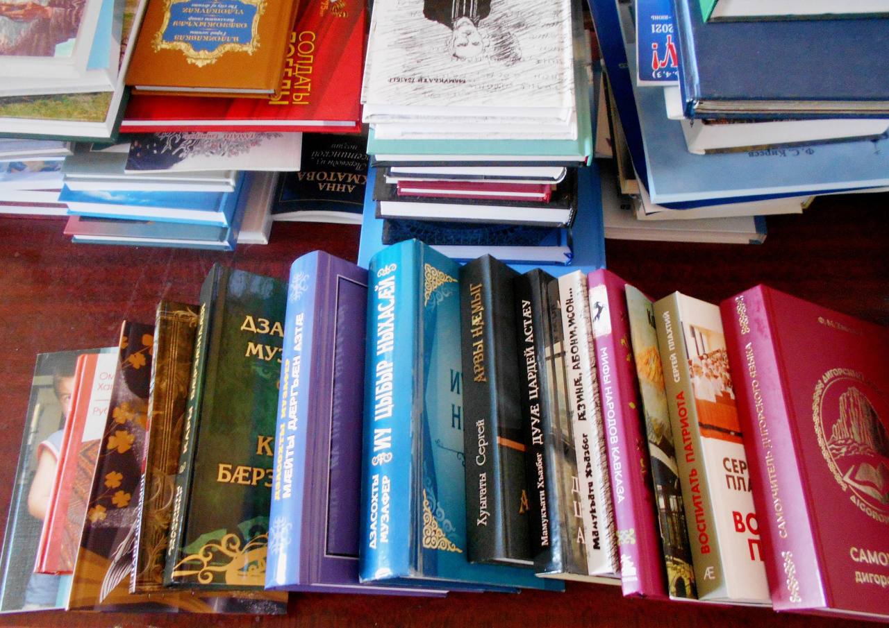 Более семи тысяч книг получат библиотеки Северной Осетии по госпрограмме «Развитие культуры» в 2025 году   Новые издания появились в Северо-Осетинской республиканской юношеской библиотеке имени Гайто Газданова во Владикавказе. До конца года книги получат и другие библиотеки нашей республики, в том числе и в районах.   Несмотря на популярность электронных носителей, бумажный формат по-прежнему останется востребованным. Активно работаем над расширением библиотечного фонда республики, чтобы у каждого жителя был доступ к самым разным изданиям – это касается как научно-познавательной литературы, так и художественной.