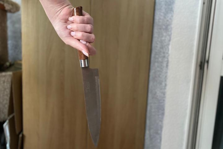 Полоснула сожителя ножом 36-летний мужчина и его 35-летняя избранница выпивали, на утро между ними вспыхнул скандал. Что стало причиной ссоры - не раскрывается, известно, что якутянка набросилась на сожителя. По версии следствия, она взяла нож и ударила мужчину в шею и левую руку. «Заведено уголовное дело по признакам преступления, предусмотренного статьей «Умышленное причинение легкого вреда здоровью», - сообщили в ОМВД России по Нерюнгринскому району. Фото: Егор Фалхвадзе