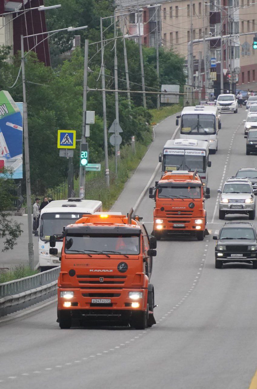 На городские улицы вышла новая коммунальная техника благодаря спонсорской поддержке компании «Хайлэнд Голд».  Городу передано пять современных комбинированных дорожных машин, которые будут работать на базе МУП «Спецдорремстрой».  Две большие КДМ уже вышли на уборку магистральных дорог, еще три малогабаритных пылесоса находятся в стадии оформления и вскоре также займутся уборкой внутриквартальных проездов.  Приобретение техники для городских нужд – это один из примеров социального партнерства с ответственным бизнесом, который не только обеспечивает рост производства, создает рабочие места, но и активно участвует в развитии инфраструктуры краевого центра.  Спасибо профессионалам, настоящим патриотам города и края!