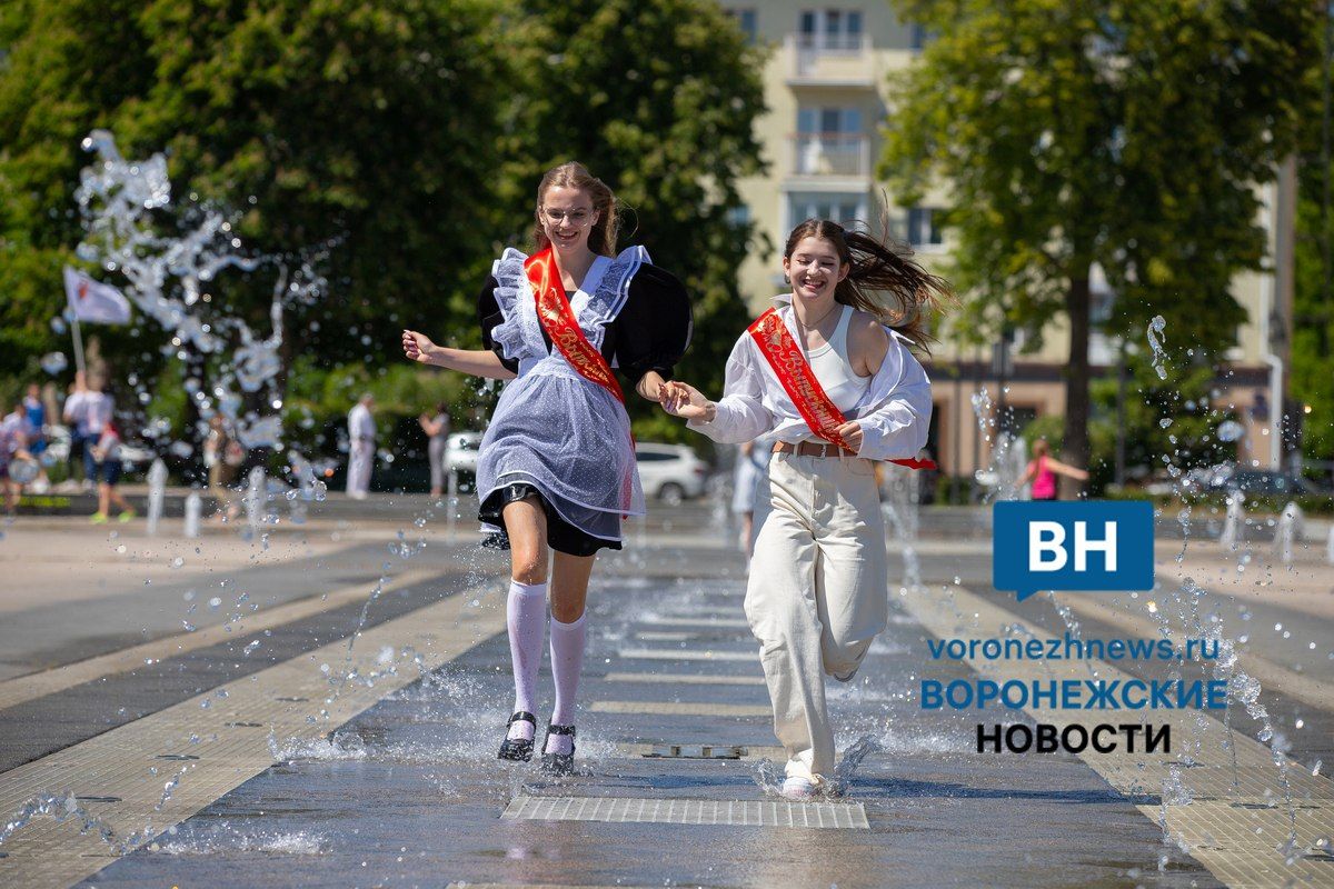 12 воронежских выпускников посетят выпускной бал в Кремлевском дворце В выпускном бале примут участие около 6 тысяч школьников со всей страны. Праздник запланирован на 28 июня и будет проходить на нескольких площадках, таких как Красная площадь, Кремлёвский дворец, Гостиный двор, Александровский сад и Сапожковская площадь. ↗ Прислать новость Подписаться
