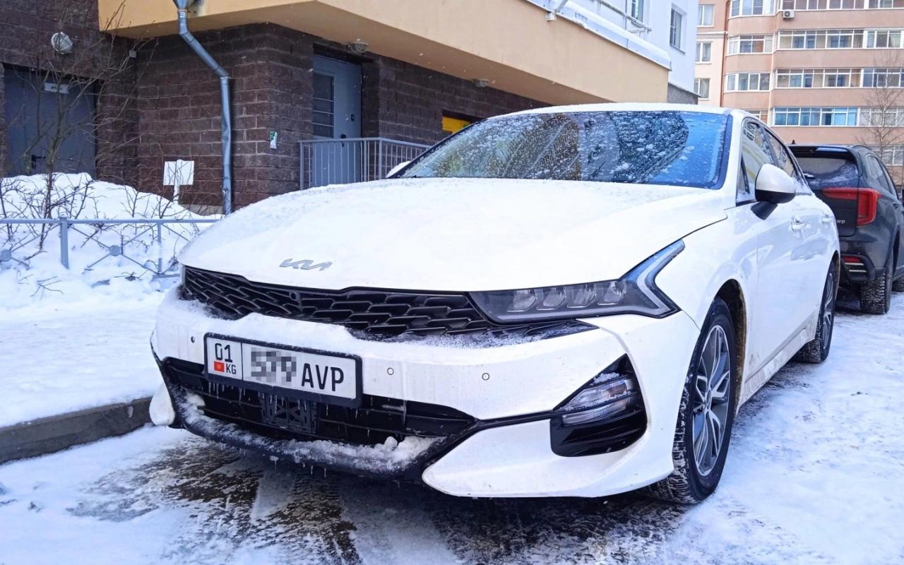 Кому придется доплатить утильсбор за ранее ввезенные иномарки Ответ ФТС Россиянам доначислят утилизационный сбор на иномарки ранее ввезенные из других стран ЕАЭС Казахстан Армения Киргизия Белоруссия в случае выявления нарушений связанных с уплатой платежа Об этом Autonews сообщили в Федеральной таможенной службе в ответ на соответствующий запрос Там пояснили что таможенные органы администрируют взимание утиля в отношении автомобилей ввозимых в Россию и наделены правом проверять правильность его уплаты В случае установления факта неуплаты или неполной уплаты утилизационного сбора таможенные органы в срок не превышающий десять рабочих дней со дня обнаружения указанного факта информируют плательщика о необходимости уплаты утилизационного сбора и сумме неуплаченного утилизационного сбора а также пени за просрочку уплаты с указанием оснований для его доначисления пояснили в ФТС Соответствующая информация направляется в адрес плательщика заказным письмом с уведомлением При неуплате плательщиком утилизационного сбора в срок не превышающий 20 календарных дней со дня получения от таможенного органа такой информации доначисленная сумма утилизационного сбора взыскивается в судебном порядке заявили в ФТС Кроме того в таможенной службе подчеркнули что уплата утильсбора является одним из условий получения электронного паспорта транспортного средства эксклюзив autonews Подписаться на телеграм канал Autonews