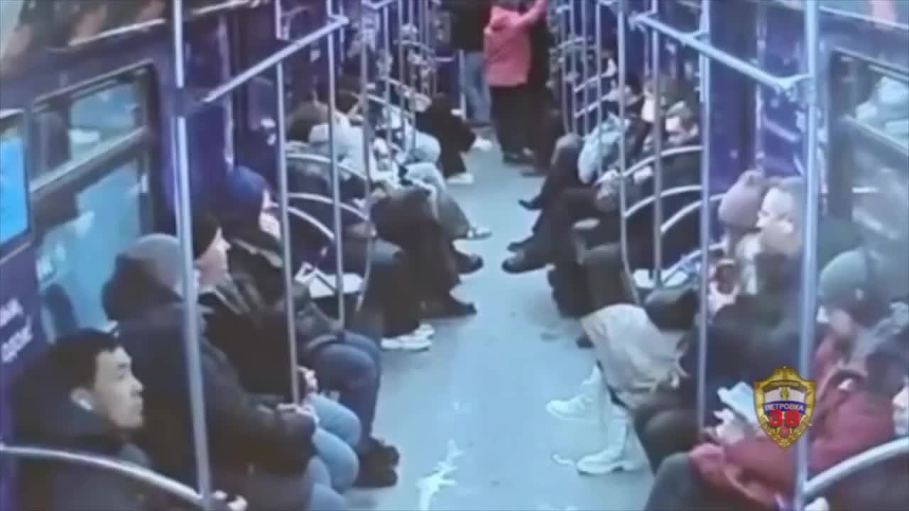 Мужчина в ластах арестован за танец в московском метро