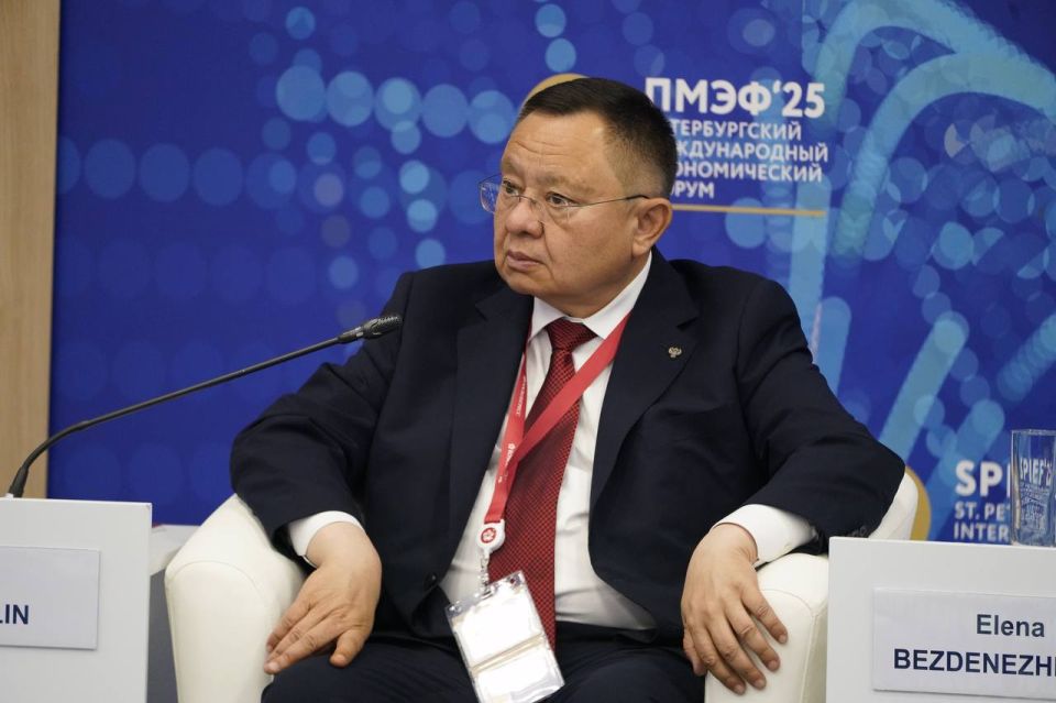 Создание рейтинга подрядчиков в строительстве потребует изменений в законодательстве.  Об этом сообщил в ходе ПМЭФ министр строительства и ЖКХ Ирек Файзуллин.  "Те изменения, которые мы двигаем в части рейтингования подрядных организаций в стране, это скорринг-система, которую мы четыре года отрабатывали с Федеральной налоговой службой и с Арбитражным судом, с министерством финансов и министерством экономики, позволит внести необходимые изменения в законодательство. Они поделят подрядные и генподрядные организации на те качественные, которые могут быстро реализовать проект, и самое главное, смогут вложить собственные оборотные средства, чтобы процесс не останавливался", - Ирек Файзуллин.