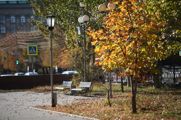 Жители Волгограда жалуются на запах гари из за пожаров в соседних регионах В нескольких районах Волгограда горожане активно обсуждают появление резкого запаха гари Сообщения об этом стали появляться в социальных сетях с ночи 20 октября и жители отмечают его наличие в разных частях города Как сообщает ГУ МЧС по Волгоградской области на утро 20 октября в черте Волгограда не зарегистрировано действующих пожаров и ночью их также не было Специалисты предполагают что запах может быть связан с ландшафтными пожарами происходящими на территории Республики Казахстан которые были перенесены ветром со скоростью 5 10 м с Администрация Волгограда отмечает что устойчивый запах гари вызван пожарами в Казахстане Калмыкии и Астраханской области и ожидается что он сохранится в атмосфере из за повышенной влажности