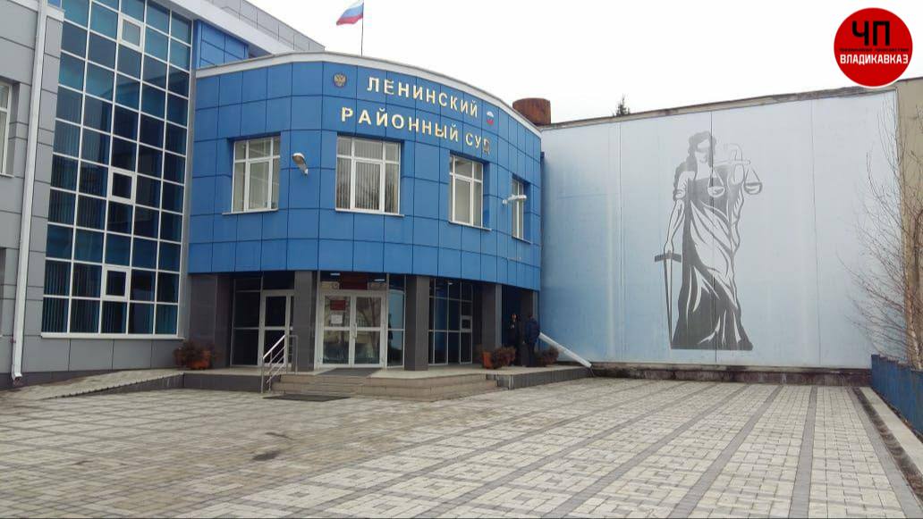 Во Владикавказе бывший судья Ленинского районного суда г Владикавказа Родион Антипин осужден по ч 5 ст 290 УК РФ Напомним что ранее судья Антипин был задержан сотрудниками ФСБ за вымогательство и получение взятки от жителя республики за смягчение приговора по находящемуся у него в производстве уголовному делу Несмотря на процессуальные трудности связанные с процедурой лишения статуса а также попытки обвиняемого затянуть процесс и уклониться от ответственности его вина полностью доказана К чести представителей судебного корпуса необходимо отметить беспристрастность и объективность с которыми представители Фемиды подошли к рассмотрению уголовного дела в отношении своего бывшего коллеги Подтверждением этому является довольно суровое наказание назначенное экс судье Он приговорен к 7 с половиной годам лишения свободы с отбыванием наказания в колонии строгого режима и был взят под стражу в зале суда сразу после оглашения приговора кроме того ему предстоит выплатить штраф в размере 4 5 млн рублей Вместе с тем история Антипина на этом не заканчивается По имеющимся у нас данным в настоящее время республиканским ФСБ проводится проверка законности получения им земельных участков в рекреационной зоне г Владикавказа которые бывший отправитель правосудия пытался увести из поля зрения правоохранителей путем их переоформления на свою супругу