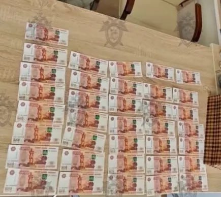 В Ростове в получении крупной взятки подозревают декана факультета одного из вузов города. По данным следствия, декан факультета получил от одного из работников образовательного учреждения, который действовал в рамках оперативно-розыскных мероприятий, крупную сумму денег. За 180 тысяч рублей студенты должны были сдавать зачет без проверки знаний. Злоумышленника задержали во время передачи денег.