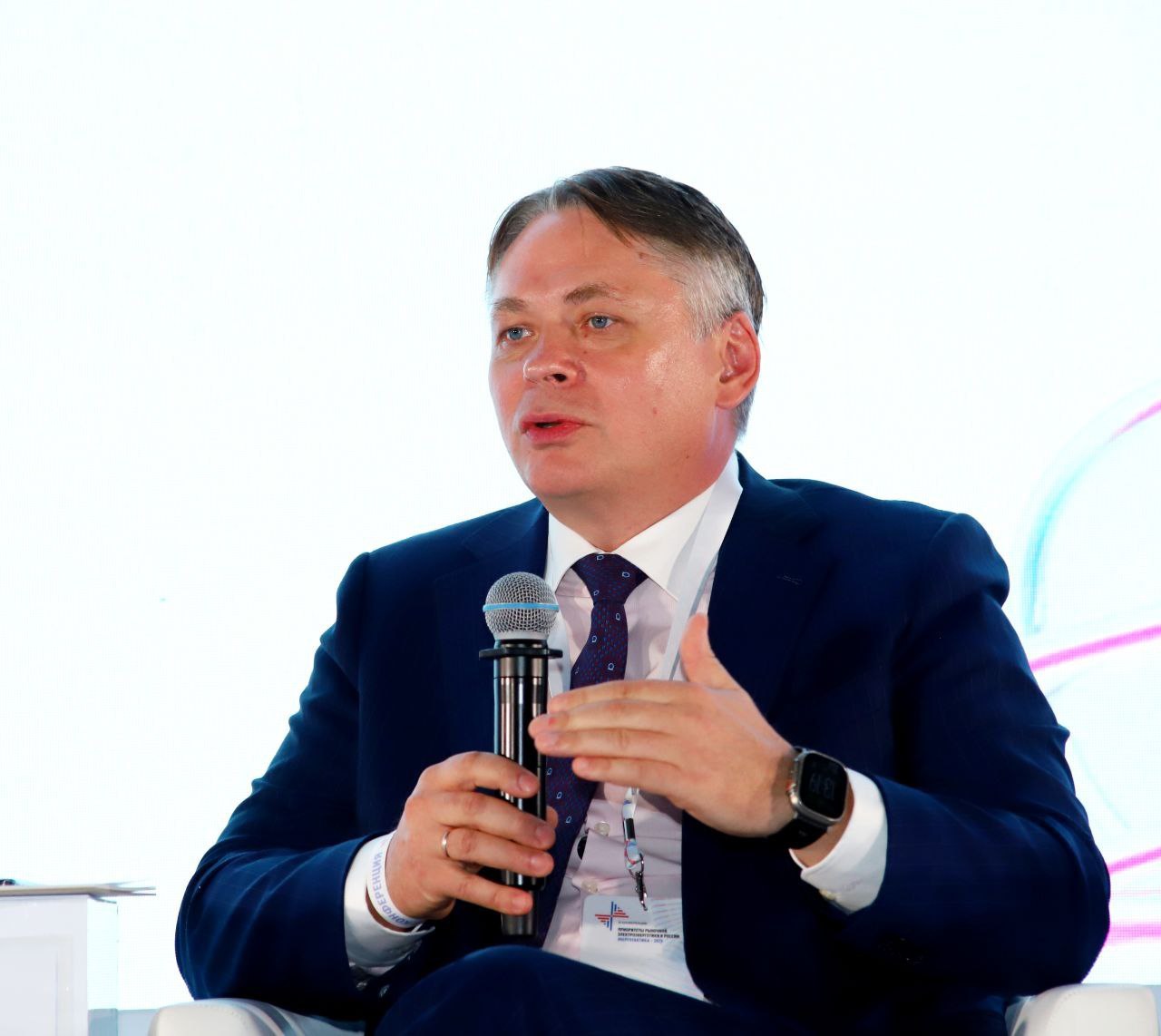 Федор Опадчий Необходимо начать предметное обсуждение темы интеграции ЦОД в энергосистему Об этом он заявил в Казани на XI конференции Ассоциации НП Совет рынка Приоритеты рыночной электроэнергетики в России Энерготактика 2025 Глава Системного оператора отметил что развитие энергоемких вычислений потребует своевременного развития генерации и сетевой инфраструктуры Для понимания долгосрочного тренда развития новой отрасли и соответствующего запроса на строительство новых электростанций и сетей важно чтобы планы по развитию дата центров вошли в макроэкономический прогноз страны Сейчас дата центры возникают фактически стихийно на тех территориях где им удалось найти возможности для техприсоединения к сети Учитывая бурное развитие технологий искусственного интеллекта такая ситуация не может продолжаться долго с учетом общего роста потребления зоны потенциального энергодефицита постепенно увеличиваются и нам точно нужно выстраивать системную работу по прогнозированию и планированию развития этой сферы современной экономики отметил Федор Опадчий Также он сослался на мировой опыт когда решением является не только строительство новой генерации и сетей для подключения ЦОД но и активное участие самих дата центров в управлении нагрузкой географическое перераспределение нагрузки между ЦОДами уменьшение потребления в период пиковых нагрузок в энергосистеме Федор Опадчий предложил начать предметное обсуждение вопросов потенциала управления нагрузкой нового вида энергоемких потребителей и скоординированного планирования развития энергетической инфраструктуры для их оптимальной интеграции в энергосистему