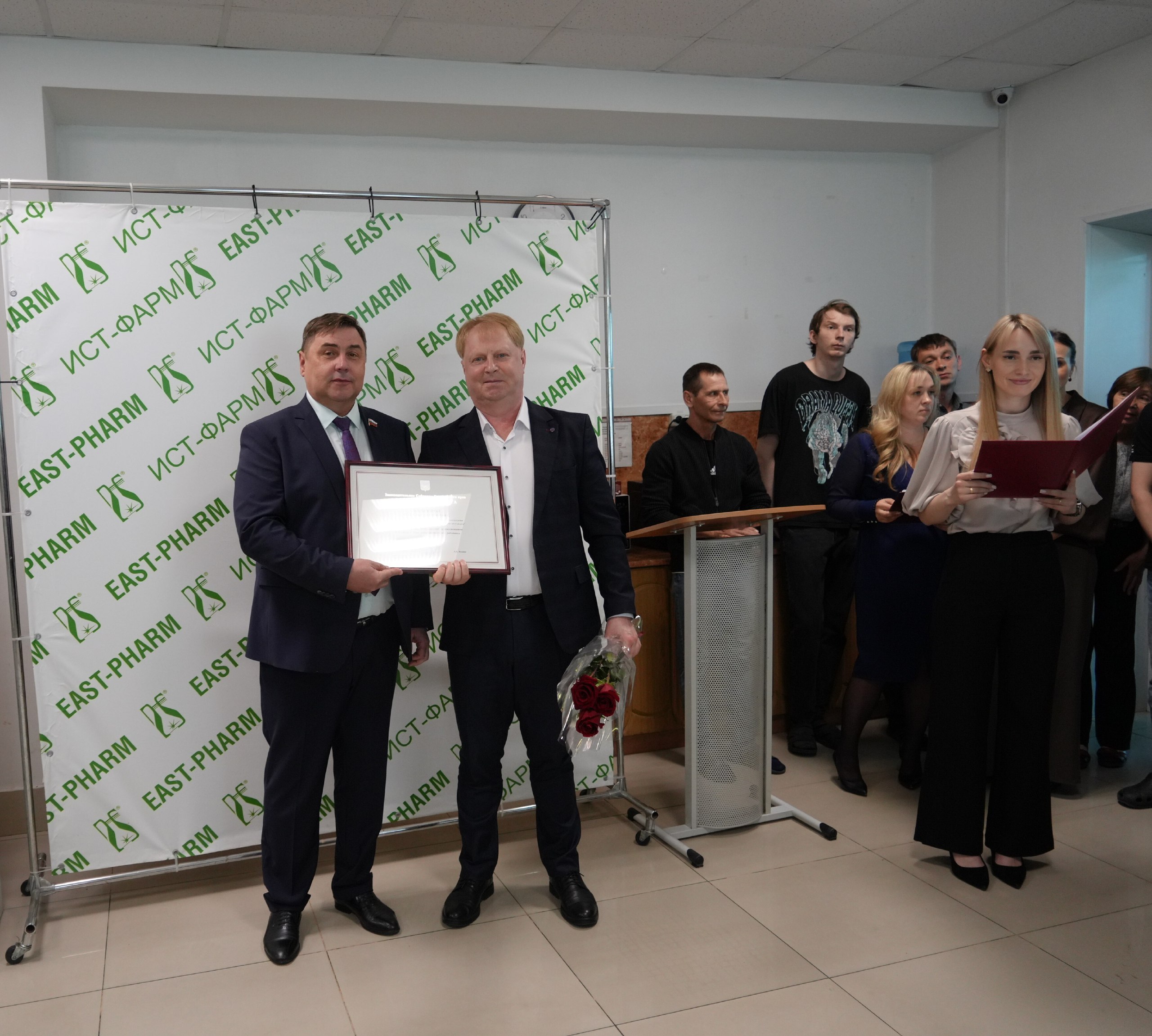 В Уссурийске состоялась торжественная церемония чествования коллектива завода «Ист-Фарм», ведущего предприятия по производству лекарственных препаратов на территории Приморского края. Поздравить работников завода с их профессиональным праздником и высокими достижениями пришел председатель Думы Уссурийского городского округа Приморского края Александр Черныш. В своей приветственной речи он подчеркнул исключительную важность профессии фармацевта, отметив, что специалисты «Ист-Фарм» плечом к плечу с медицинскими работниками стоят на страже здоровья наших граждан. В знак признания заслуг и высокого профессионализма работников «Ист-Фарм», председатель уссурийской Думы вручил Почетные грамоты и Благодарности от Думы Уссурийского городского округа. Также, сотрудники завода получили награды администрации городского округа и Законодательного Собрания Приморского края.