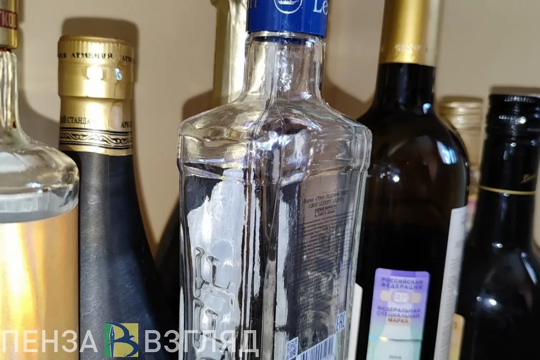 Жители Пензенской области узнали о самых трезвых и самых пьющих регионах Представитель ЦНИИ организации и информатизации здравоохранения Минздрава Виктор Зыков рассказал как изменился показатель потребляемости спиртного в разных субъектах страны Эксперт заявил что среднее потребление алкогольных напитков в России составило 8 06 литра чистого спирта на человека в год За последние десять лет этот показатель снизился на 24 По словам Зыкова рейтинг трезвости возглавила Чечня 0 02 литра на душу населения Также в число лидеров вошли Ингушетия 0 63 литра и Дагестан 0 9 литра Чуть больше спиртного употребляли жители Севастополя Республики Тыва и Москвы от 2 1 до 4 71 литра Самыми пьющими субъектами страны оказались отдаленные северные и дальневосточные территории Антирейтинг возглавил Ненецкий автономный округ с показателем 18 2 литра на человека Также в тройку вошли Еврейская автономная область 14 76 литра и Чукотский автономный округ 14 17 литра рассказали в Парламентской газете