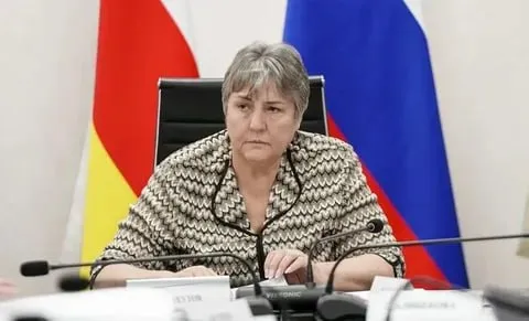 Бывшей вице премьеру Северной Осетии Ларисе Тугановой и ее сыну вменили взятки на 2 млн рублей По данным Следкома с 2022 по 2025 год Туганова брала взятки через посредника которым был её сын живший за границей Деньги передавал предприниматель за оказание влияния на руководителя одного из государственных бюджетных учреждений в республике Туганова же за вознаграждение давала указания чтобы учреждение покупало товары у бизнесмена благодетеля Ранее бывшую чиновницу обвинили в превышении должностных полномочий Лариса Туганова объявлена в международный розыск У родственника экс чиновницы прокуратура Северной Осетии через суд конфисковала квартиры стоимостью 30 млн рублей Подписывайтесь на Аргументы и Факты Северный Кавказ Мы в МАКС