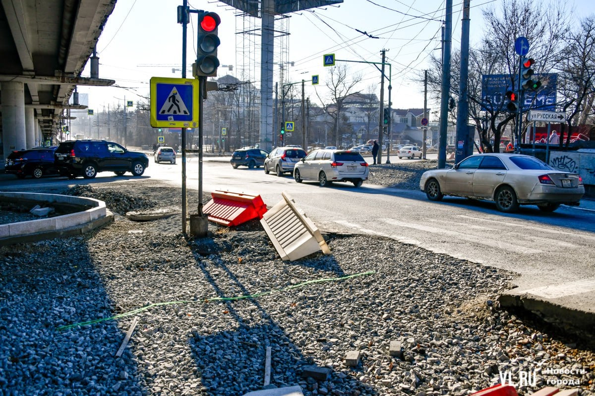 Контракт с подрядчиком, который так и не завершил реконструкцию перекрёстка Русской и 100-летия Владивостока, расторгают. Его включат в реестр недобросовестных поставщиков и оштрафуют на 12 млн рублей.