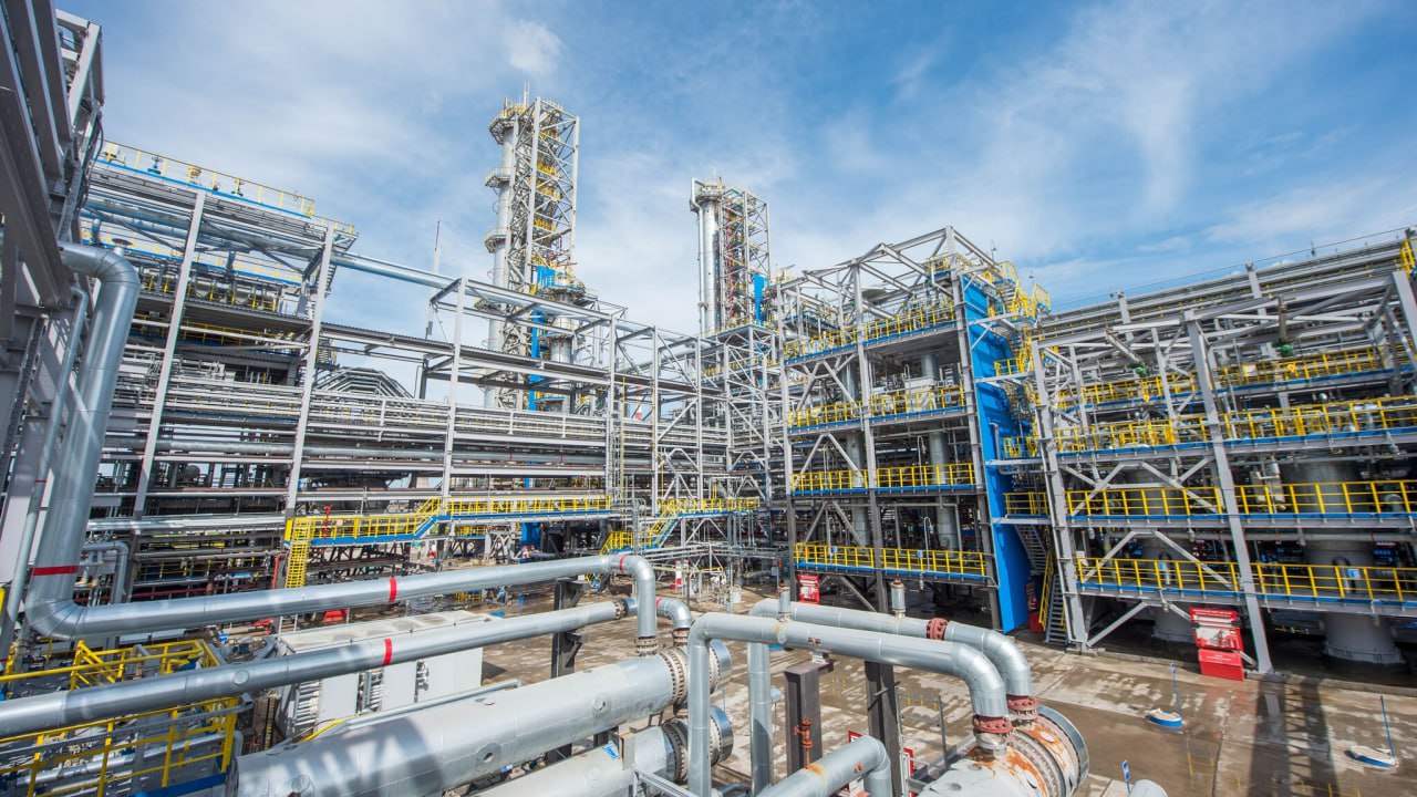 Известия Газпром продает Газпром нефтехим Салават холдингу Росхим Как пишут Известия со ссылкой на собственные источники Газпром продает Газпром нефтехим Салават в Башкирии холдингу Росхим Сообщается что сумма сделки составляет 250 270 млрд рублей и организации намерены закрыть ее до конца 2025 года Напомним в июне 2025 года Росхим купил 57 43 акций Башкирской содовой компании  Обратная связь  Подписаться  Подписаться в Max