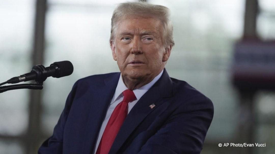 Трамп выразил недовольство тем, что США просто вливают деньги в Украину: "Мы давали деньги так, будто они выбрасываются в окно. И это делал Байден. И это война Байдена. Это не война Трампа. Я пытаюсь выбраться".