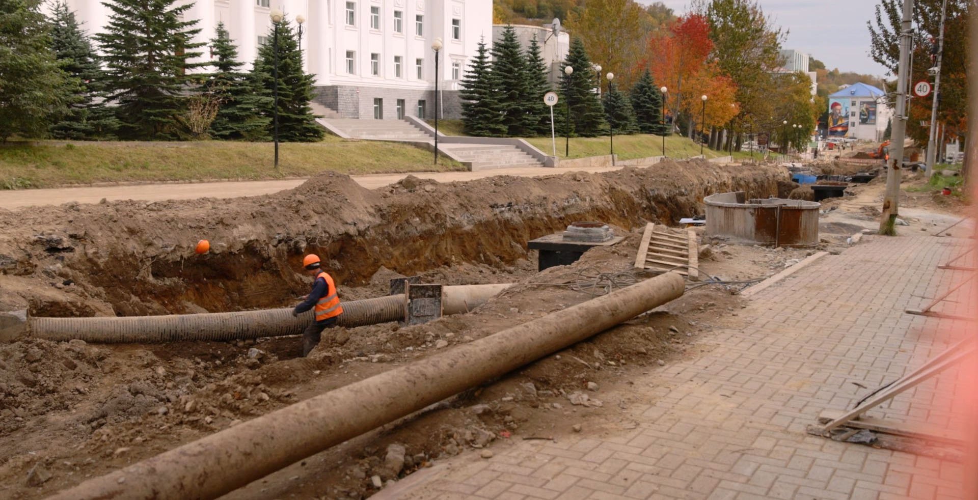 Работы по укладке асфальта в центре Петропавловска начнут в 2025 году В Петропавловске перекладка сетей на улице Ленинской продлится до конца года. В следующем году начнётся асфальтирование и благоустройство дороги, обустройство ливневой канализации.  Нажмите для подробностей -