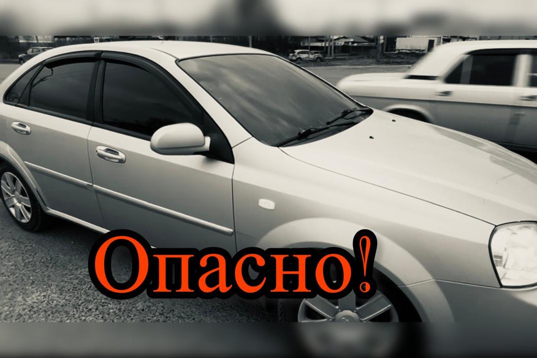 На Вологодчине в этом году за излишнюю тонировку оштрафовали 8000 водителей Госавтоинспекция напоминает, что управление автомобилем с излишне тонированными стёклами – это не просто административное нарушение, а реальная опасность, которая может привести к трагическим последствиям. Согласно Техническому регламенту Таможенного союза «О безопасности колёсных транспортных средств» светопропускание лобового стекла и передних боковых стёкол должно быть не менее 70%. За нарушение этих требований водителя привлекают к административной ответственности по ч. 3.1 ст. 12.5 КоАП РФ. За это положен штраф 500 рублей с предписанием устранить нарушение. Если водитель игнорирует требование инспектора и повторно наносит тонировку – это уже ст. 19.3 КоАП РФ «Неповиновение законному требованию сотрудника полиции» , что может привести к административному аресту до 15 суток и более строгой ответственности при повторных случаях.