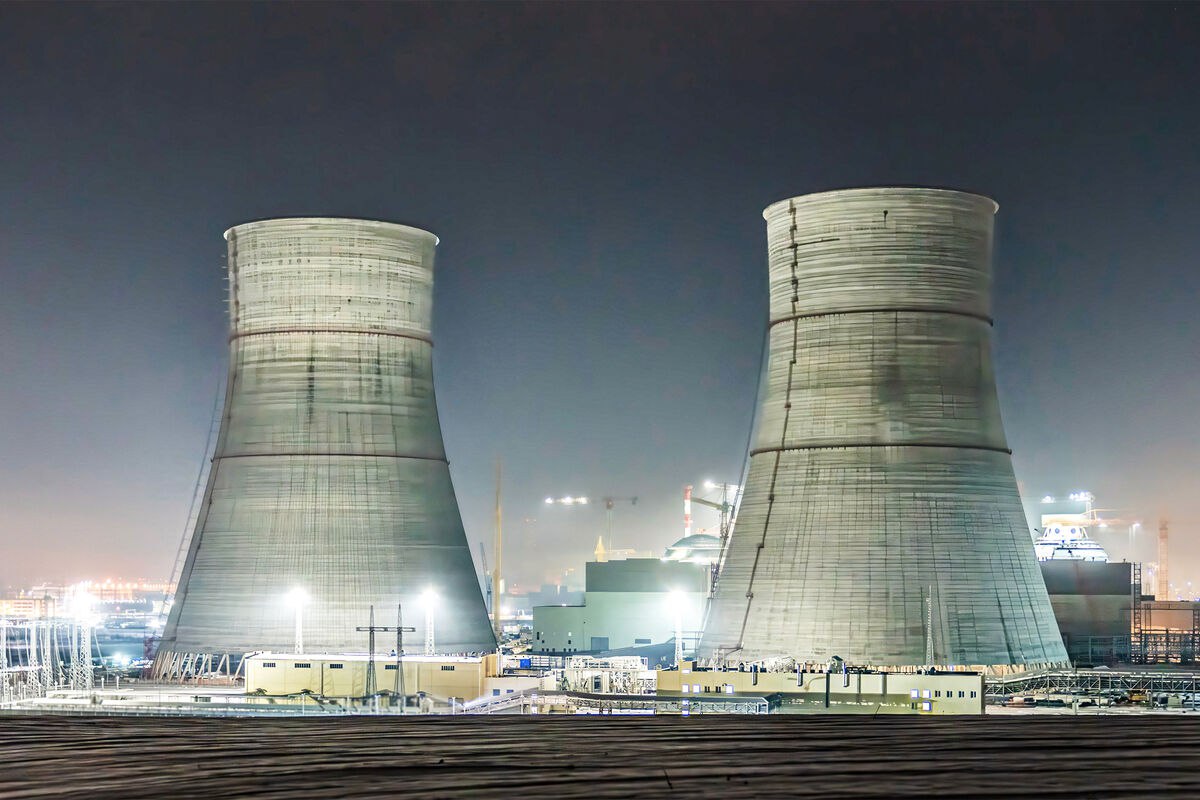 Росатом готовится ко вводу первого энергоблока Курской АЭС 2 В уходящем году начались пусковые работы на первом энергоблоке Курской АЭС 2 заявил гендиректор Росатома Алексей Лихачев в поздравлении работников госкорпорации Героический труд проделан нашими товарищами в Курской области где начались пусковые операции на новом энергоблоке Строящаяся Курская АЭС 2 насчитывает два энергоблока чистой мощностью 1 2 ГВт которые будут оснащены реакторами серии ВВЭР ТОИ разработанными на основе установок серии ВВЭР 1200 Ввод мощностей позволит заместить два первых энергоблока Курской АЭС которые прекратили выработку электроэнергию в 2021 и 2024 гг соответственно geonrgru YouTube sponsr ru