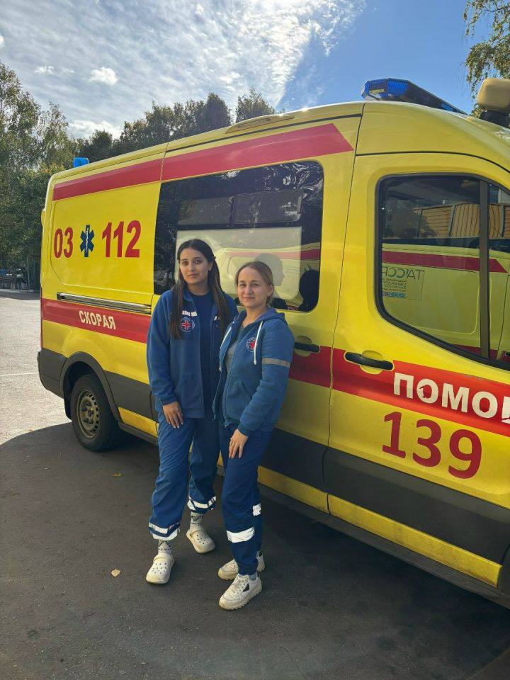 Мне казалось это сон в Челнах рабочего вернули с того света за 18 минут 43 летний житель Набережных Челнов чудом остался жив после внезапной остановки сердца на рабочем месте Как выяснилось два дня его мучили сильные боли в груди но к врачу он обратился только когда стало невмоготу пришел в медпункт предприятия Во время осмотра он внезапно потерял сознание перестал дышать а кардиограф показал прямую линию сердце остановилось Фельдшеры скорой Екатерина Шуркина и Виолетта Трифонова немедленно начали реанимацию Восемнадцать минут они без остановки делали массаж сердца и искусственное дыхание Сначала на мониторе появились признаки фибрилляции а после разряда сердце наконец забилось в нормальном ритме но кардиограмма показала острый инфаркт Что случилось Мне казалось это сон удивленно спросил мужчина придя в сознание уже в машине скорой Его успели доставить в кардиореанимацию где сразу прооперировали Сейчас с пациентом все хорошо врачи говорят что вовремя проведенная реанимация спасла ему жизнь Ставь поблагодарим наших фельдшеров chelny news1
