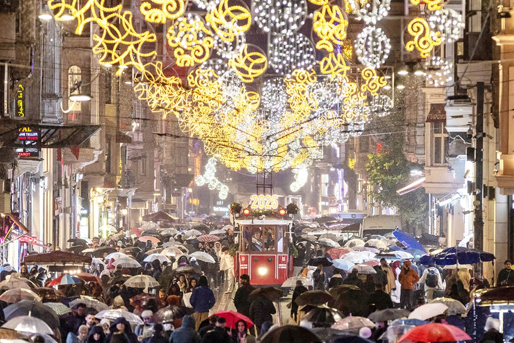 Выбирали Стамбул и Москву Сервисы по бронированию авиабилетов и гостиниц рассказали о предпочтениях одиноких россиян на Новый год чаще всего они выбирали для отдыха столицу Турции 18 5 процента Следом с большим отрывом идут Бангкок 3 6 Париж 2 9 Рим 2 7 и Минск 2 6 Внутри России длинные выходные в январе большинство соло путешественников проводят в Москве 19 9 и Санкт Петербурге 17 9 Доля зарубежных поездок достигла 48 процентов Подписаться на РГ в Telegram Читать нас в MAX