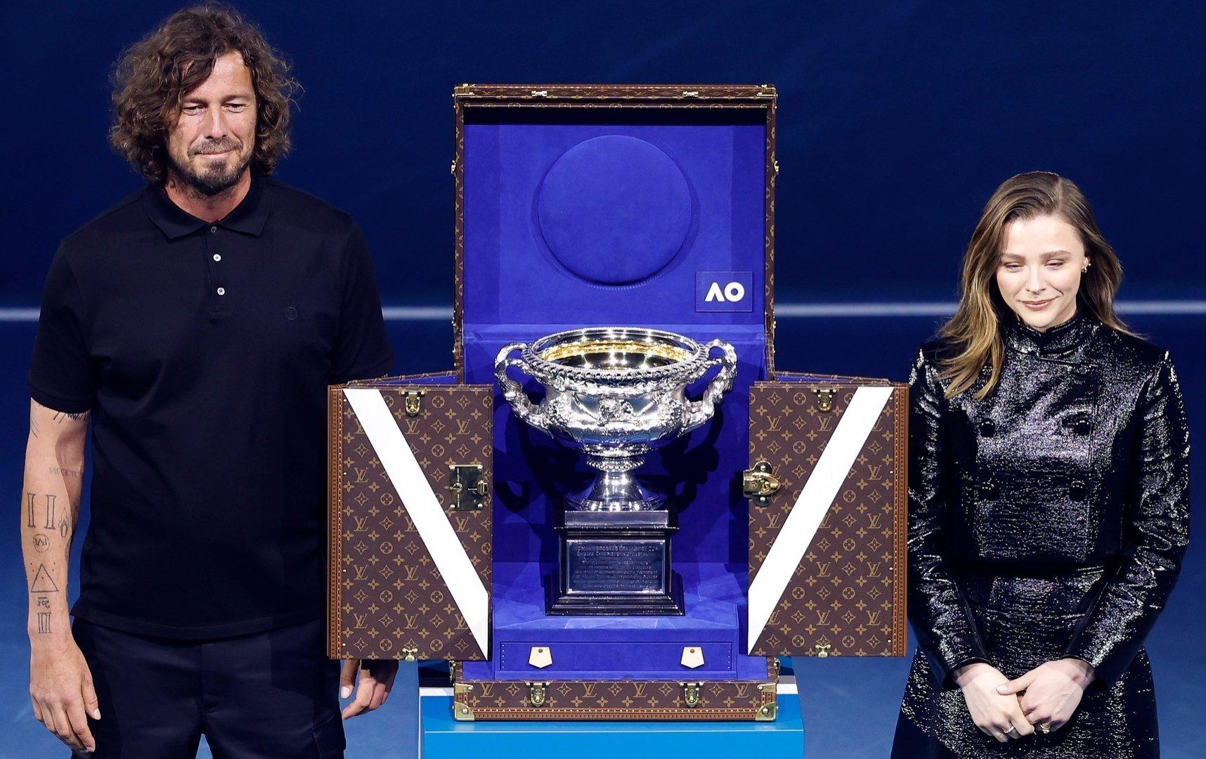 Марат Сафин и актриса Хлоя Грейс Мориц презентовали трофей Australian Open перед мужским финалом Новак Джокович Карлос Алькарас Upd Начался третий сет Счёт в матче 6 2 2 6 3 6