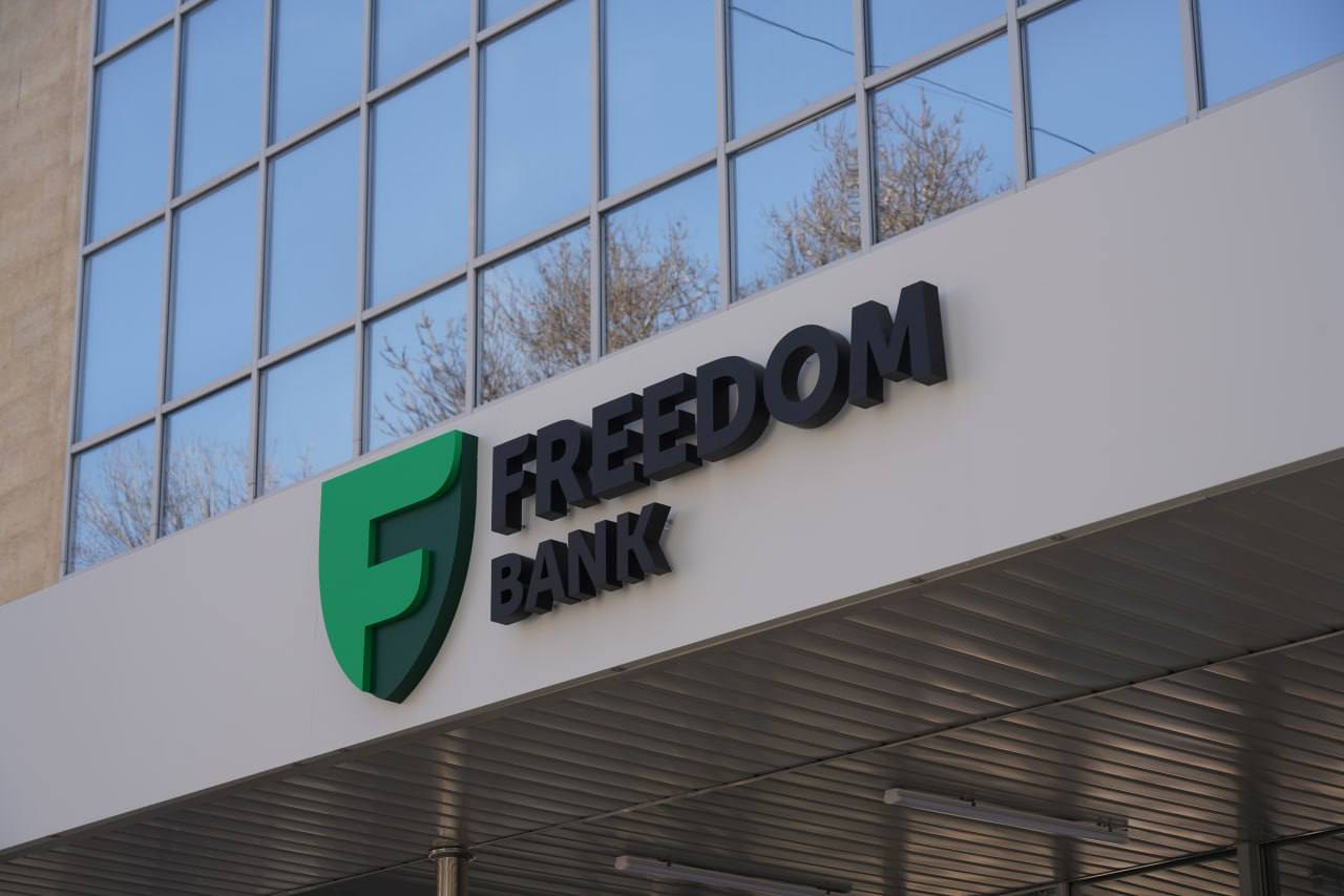 Казахстанский Freedom Bank разрешил россиянам получать карты сразу на пять лет Ранее банк ввёл ограничение при котором срок действия пластика для нерезидентов был ограничен одним годом Заказать карту в Россию можно будет уже к Новому году пишут СМИ bisrub