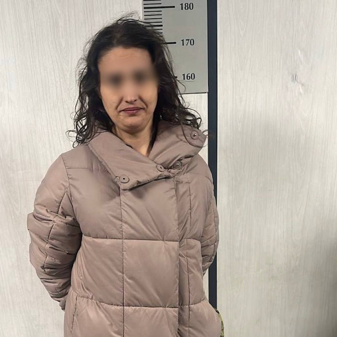 В Мурино женщина с ножом выбросила младенца на козырёк подъезда, ребёнка спасли прохожие и вызвали полицию. На бульваре Менделеева голая женщина в неадекватном состоянии вышла на балкон с ножом, угрожала малышу, а затем сбросила его. Очевидцы сняли ребёнка с козырька, задержали женщину и передали её полиции. Сейчас её направили на освидетельствование. Младенец не пострадал и находится под наблюдением врачей. Подписаться Новости СПБ