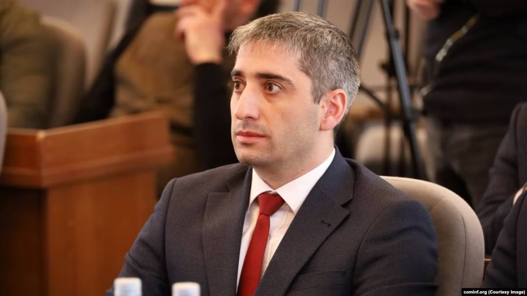 Президент Южной Осетии Алан Гаглоев подписал указ о назначении председателем правительства республик Дзамболата Тадтаева Ранее парламент Южной Осетии проголосовал за Тадтаева но без Единой Осетии Все представители этой партии покинули парламент в знак протеста так как считают Тадтаева виновным в провале программы социально экономического развития Южной Осетии на которую Россия выделила 2 5 млрд рублей Напомним что Тадтаев занимал пост вице премьера и министра финансов Южной Осетии до назначения на пост премьер министра