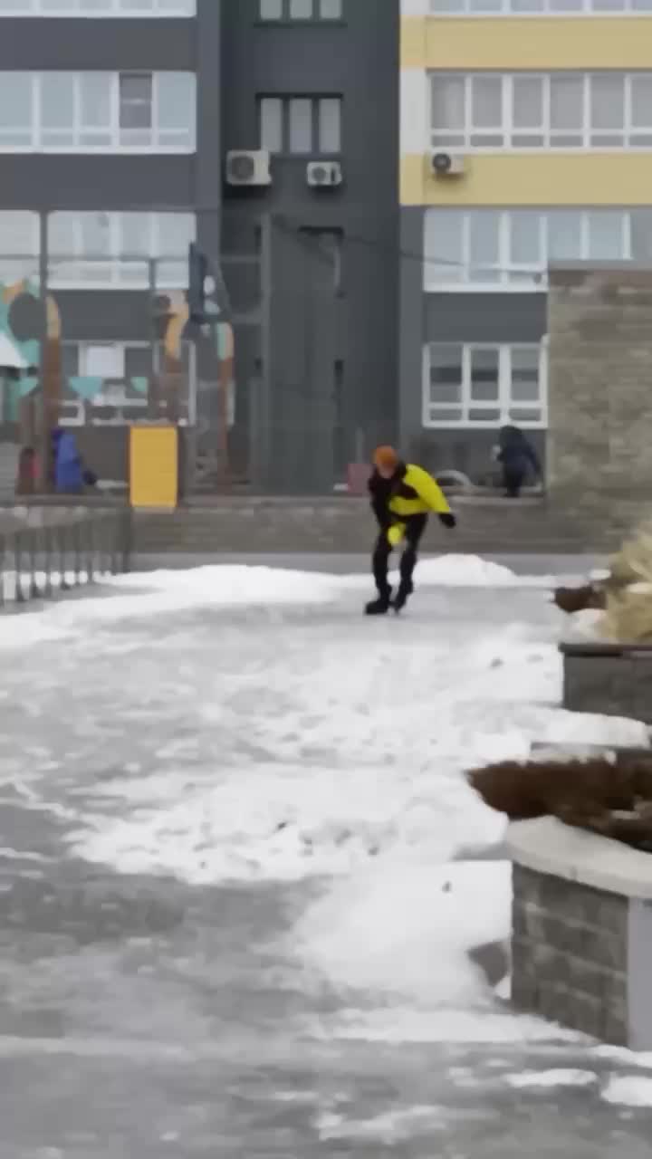 Барнаулец открыл сезон катания на коньках