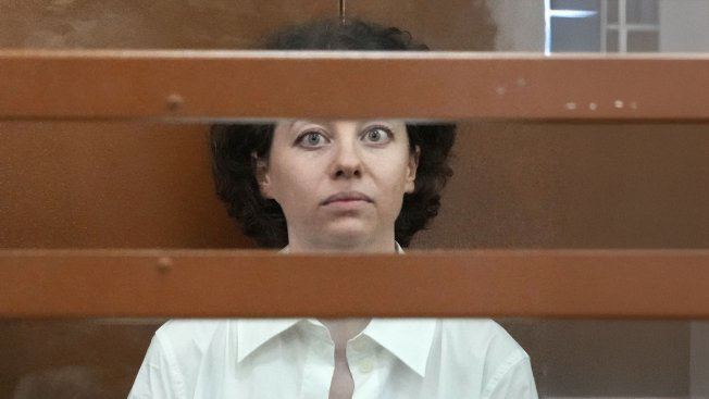 Жене Беркович включена Росфинмониторингом в перечень причастных к экстремизму и терроризму запретили ставить спектакли в исправительной колонии в Костромской области. Режиссерка отбывает наказание за оправдание терроризма в постановке «Финист Ясный Сокол». : Alexander Zemlianichenko / AP / TASS