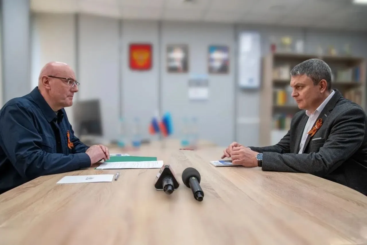 Вице премьер России Дмитрий Чернышенко и Глава ЛНР Леонид Пасечник обсудили предварительные итоги и перспективы развития региона Они затронули сферы образования науки молодежной политики и спорта Для нас важно все что делается в этих направлениях Сегодня в республике активно создаются современные объекты для детей и молодежи отметил Леонид Пасечник Он добавил что благодаря федеральной поддержке и партии Единая Россия республика участвует в программах модернизации школ и детских садов Это позволило обеспечить 100 процентную доступность дошкольного и общего образования Вместе с региональной командой работаем над восстановлением и развитием экономики Луганщины Это невозможно без квалифицированных специалистов рабочих профессий рассказал Глава ЛНР Для решения этой задачи в регионе открыты три кластера Профессионалитета где обучаются почти 5 тысяч человек Леонид Пасечник поделился чтобы расширить возможности юных жителей ЛНР подали заявку на создание еще двух таких центров   Глава республики обсудил с Дмитрием Чернышенко и предстоящую приемную кампанию Для образовательных учреждений Луганщины выделено более 17 тысяч бюджетных мест Важно чтобы все желающие воспользовались правом на бесплатное образование Этот вопрос буду держать на личном контроле резюмировал руководитель республики Зампредседателя Правительства России отметил что регион развивается и виден прогресс В свою очередь Леонид Пасечник поблагодарил Дмитрия Чернышенко за визит и неоценимую помощь которую оказывают республике Президент Владимир Владимирович Путин и Правительство страны Администрация Главы ЛНР