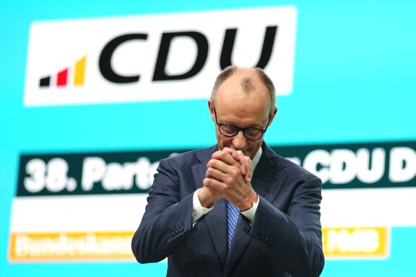 Фридрих Мерц переизбран на пост председателя Христианско демократического союза Его кандидатуру поддержали более 91 делегатов проходящего в Штутгарте федерального съезда партии По данным телеканала Phoenix за канцлера Германии проголосовали 878 человек против выступили 85 воздержались 14 делегатов Других претендентов на пост председателя ХДС не было Отмечается что из за технических проблем собравшимся пришлось избирать главу партии не путём электронного голосования как было запланировано изначально а традиционным способом при помощи бумажных бюллетеней Подписаться на Говорит Москва Telegram VK MAX