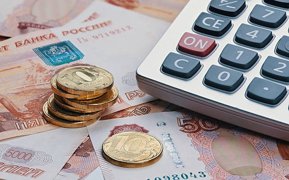 Налог с вкладов пополнил российский бюджет на 320 миллиардов рублей   globalmsk ru news id 78687 В 2024 году российская казна получила около 110 7 млрд рублей с налога на вклады В 2025 году поступления в федеральный бюджет выросли в три раза и составили уже 320 2 млрд рублей Эксперты полагают что достигнутое значение не является предельным Журналисты портала Известия выяснили почему депозиты стали настоящей опорой для казны России Бюджет страны в прошлом году получил рекордные поступления с налога на вклады Специалисты уверены что достижение подобного результата напрямую связано с увеличением объема денег хранящихся в банках По словам экономиста Бориса Копейкина сумма сбережений к 2025 году выросла до 57 трлн рублей В этой ситуации все довольно логично чем больше денег на депозитах тем выше процентные доходы вкладчиков и тем больше налоги Россияне стали активно копить средства из за высокой ключевой ставки Центрального банка К концу позапрошлого года ее значение находилось в ин