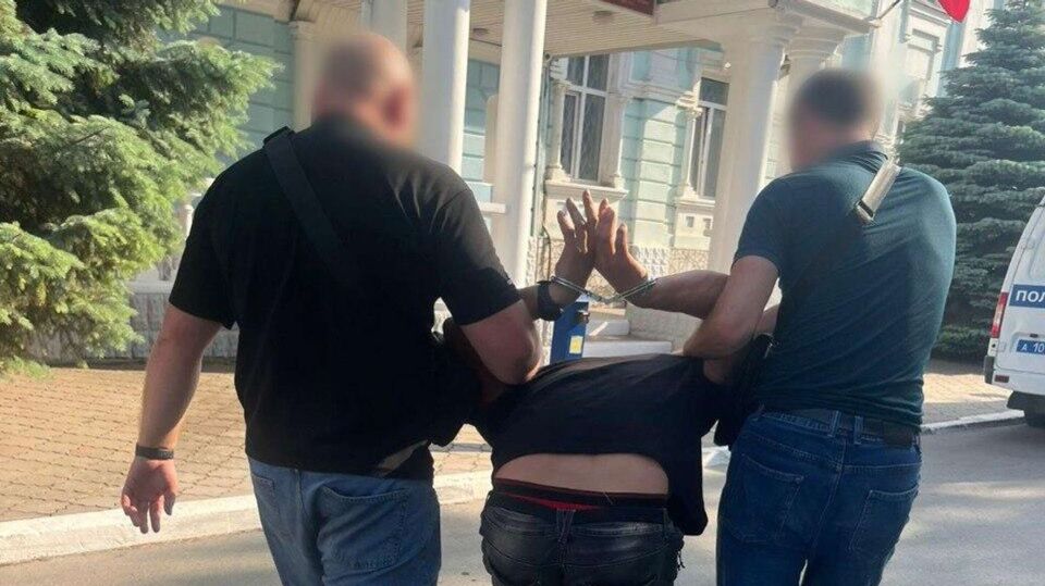 В Крыму рецидивист избил и бросил на улице девушку во время свидания ⁠ СИМФЕРОПОЛЬ, 1 июл – РИА Новости Крым. В Евпатории 33-летний приезжий рецидивист избил и бросил на дороге девушку после ссоры в первый вечер знакомства. Об этом сообщает пресс-служба МВД по Крыму.  По данным правоохранителей, сообщение правоохранители приняли от медиков Евпаторийской городской больницы, куда поступила 26-летняя местная жительница с травмами головы. По горячим следам был задержан ранее неоднократно судимый житель Оренбургской области.  "Подозреваемый в вечернее время познакомился с девушкой, с которой гулял по городу, в одном из баров они употребляли спиртное. Уже после полуночи новые знакомые направлялись к месту жительства мужчины, когда между ними возник словесный конфликт, в ходе которого подозреваемый нане...  Подробнее>>>