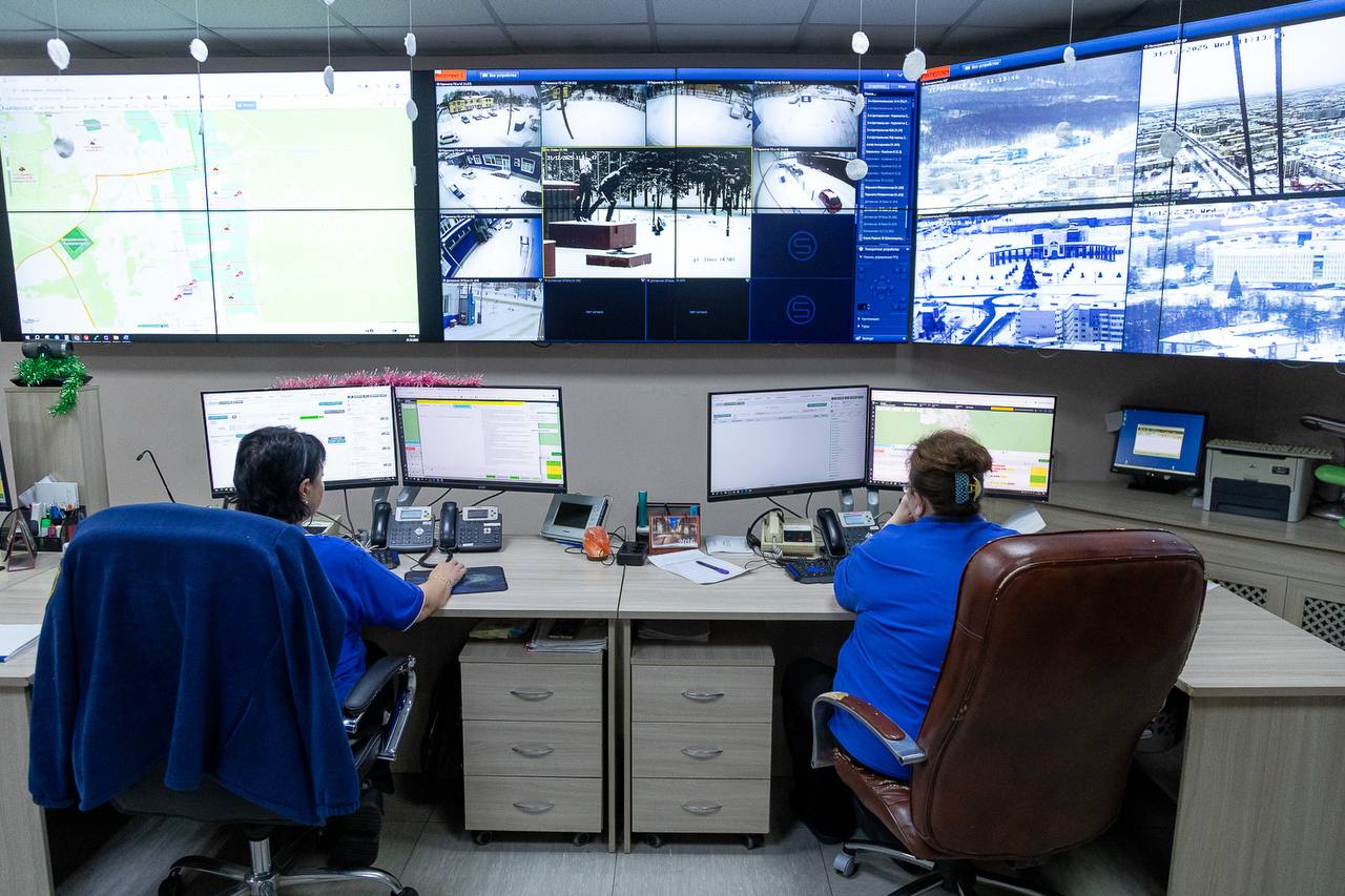 Южно Сахалинск находится во власти циклона Городские службы со вчерашнего дня переведены в режим повышенной готовности Несмотря на осадки и сильный ветер общественный транспорт на линию вышел сообщение с ближайшими районами есть Перекрытий дорог пока не зарегистрировано Все ресурсы свет вода газ тепло подаются без перебоев Дорожные службы производят патрульную расчистку городских улиц чтобы обеспечить движение транспорта Несмотря на это прошу горожан без лишней необходимости не выезжать за пределы города В случае возникновения чрезвычайных ситуаций звонить 112 В ближайшее время также проведу оперативный штаб чтобы скоординировать работу всех служб