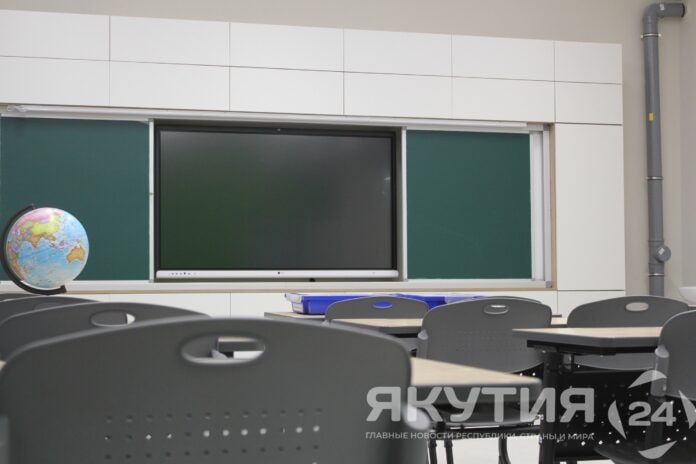 Право пересдавать один предмет ЕГЭ в 2026 году сохранится в России Рособрнадзор сохранит право пересдачи одного из предметов ЕГЭ в 2026 году Об этом сообщил глава ведомства Анзор Музаев на ежегодной Всероссийской встрече с родителями Пересдача не разовая была история она на постоянной основе Это была инициатива президента Российской Федерации Владимира Владимировича Путина Мы с министерством просвещения РФ с регионами оперативно все отработали два года назад и впервые позапрошлым летом этот экзамен прошел отметил он Подробнее читайте по ссылке Фото Андрей Меженский Якутия 24 yk24 ru в MAX Telegram ВК VK Видео