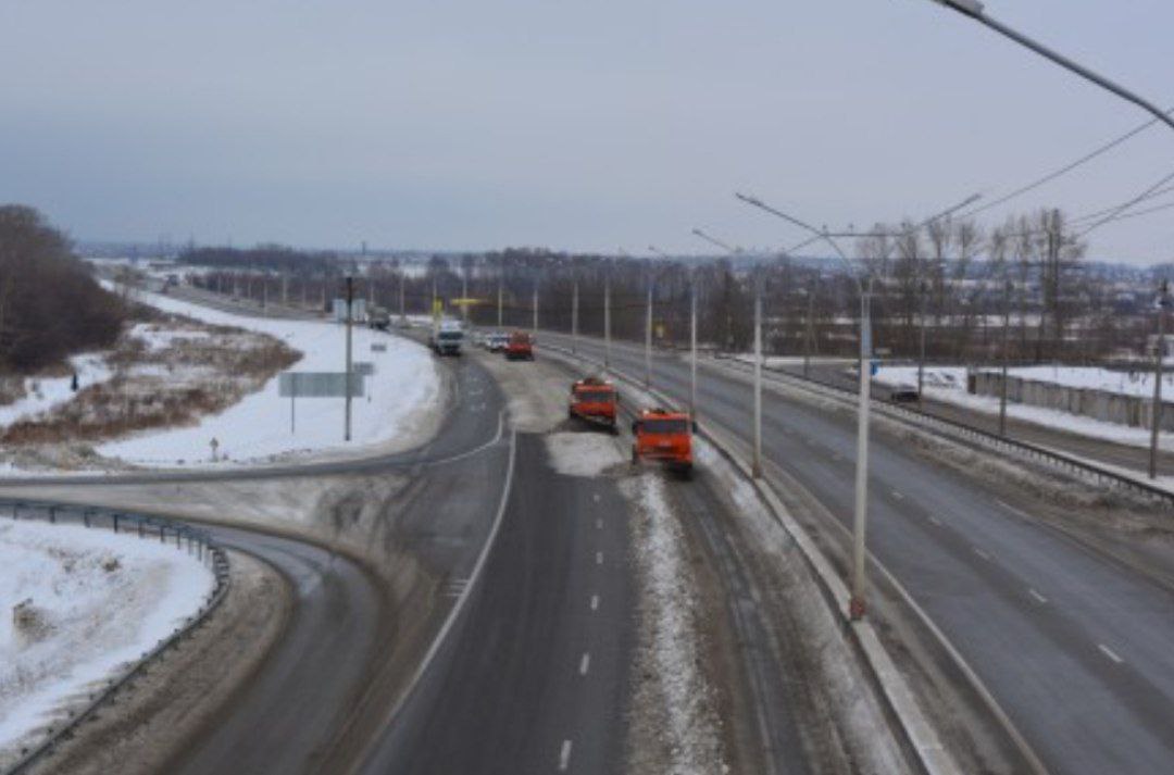 Ограничения для грузового и пассажирского транспорта введены на федеральной автодороге А 322 от Алейска до Рубцовска км 127 км 294 с 11 30 26 декабря Причиной стали сложные метеорологические условия осадки в виде мокрого снега снега местами сильные метели гололедные явления усиление ветра до 23 м с Узнать оперативную информацию о состоянии проезда по федеральным дорогам Алтайского края и Республики Алтай а также о возможных ограничениях проезда можно на официальном сайте управления и по телефонам 7 962 815 9869 8 3852 63 14 59 круглосуточно
