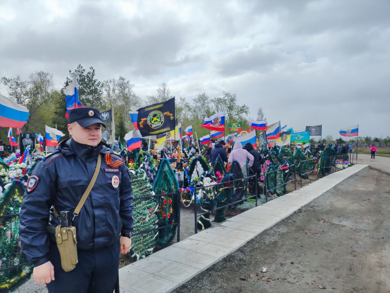 В Челябинской области сотрудники органов внутренних дел обеспечивают охрану общественного порядка во время проведения мероприятий, посвященных Радонице   В обеспечении безопасности прибывающих на кладбища задействованы полицейские, сотрудники Росгвардии, представители добровольных народных дружин, частных охранных предприятий, казачества.  Комплекс мер направлен на создание безопасных условий для граждан.    #мвд74 #полиция74 #полициячелябинскойобласти #челябинскаяобласть
