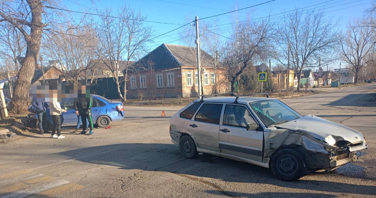 В Георгиевске в результате столкновения двух автомобилей пострадали 2 человека    По предварительным данным, 8 января примерно в 13 часов 20 минут на одном из улиц города Георгиевска, водитель легкового автомобиля «ВАЗ-2114» на перекрестке неравнозначных дорог не предоставил преимущество легковому автомобилю «Лада Гранта», приближающемуся справа, в результате чего произошло столкновение.    В результате автоаварии 28-летний водитель «ВАЗ-2114» и 29-летний водитель Гранты доставлены в больницу Георгиевска, обоим назначено амбулаторное лечение.  Тяжких травм удалось избежать за счет использования водителями ремней безопасности.    Установлено, что водитель «ВАЗ-2114» злостным нарушителем ПДД не является, на момент автоавраии автомобиль не был застрахован в установленном порядке.    По факту автоаварии проводится проверка. Детальные обстоятельства происшествия, а также степень ответственности обоих участников уточняются.