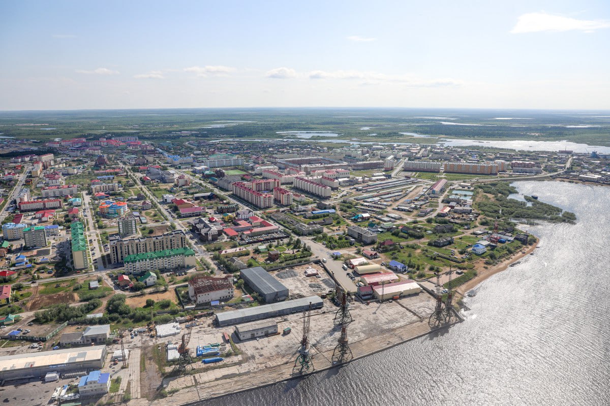 Более 100 самозанятых жителей НАО уплачивают взносы на будущую пенсию Статистикой поделились в региональном отделении Социального фонда России. В ведомстве сообщили, что самозанятые граждане могут формировать свою будущую пенсию самостоятельно. Для этого они добровольно уплачивают страховые взносы в Социальный фонд России. Всего в НАО таким правом уже воспользовались 116 жителей, перечислив с начала года в счёт своей будущей пенсии более 180 тысяч рублей. — Самозанятые граждане, которые являются плательщиками налога на профессиональный доход, по закону освобождены от взносов на обязательное пенсионное страхование. В этом случае периоды их самозанятой деятельности не учитываются в страховой стаж и им не начисляются пенсионные коэффициенты, которые являются обязательным условием для назначения пенсии по старости, — объяснили в СФР. В ведомстве добавили, что самозанятые имеют право самостоятельно формировать свою будущую пенсию. Для этого им необходимо подать заявление в Отделение СФР по Архангельской области и НАО о добровольном вступлении в правоотношения по обязательному пенсионному страхованию. Сделать это можно на портале Госуслуг, через мобильное приложение «Мой налог» или в клиентской службе. Далее — уплачивать страховые взносы на обязательное пенсионное страхование, тем самым накапливая страховой стаж и пенсионные коэффициенты. В 2025 году минимальный размер страхового взноса в СФР для самозанятых составляет 59 241,60 рублей за полный календарный год. В случае уплаты меньшей суммы в страховой стаж будет засчитан период, пропорциональный уплате. Таким образом, самозанятый гражданин самостоятельно решает, какую сумму он будет платить. Также, исходя из этой суммы, будет рассчитано количество пенсионных коэффициентов. Подробнее по ссылке Фото: Екатерина Эстер/НАО24
