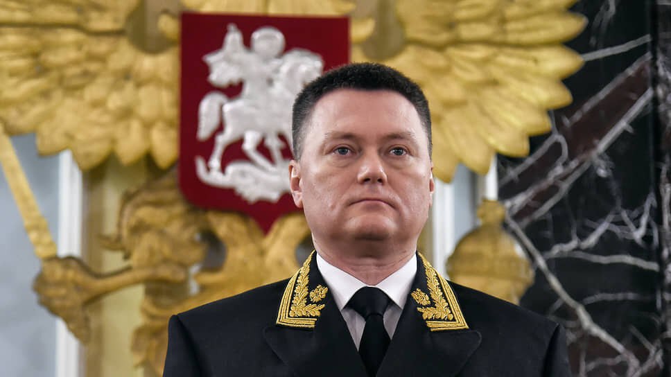 Игорь Краснов объяснил кадровые перемены в судебной системе Став председателем Верховного суда России Игорь Краснов инициировал целый ряд кадровых изменений В частности сменились гендиректор судебного департамента при ВС и председатель Совета судей России В интервью Ъ на вопрос об этих и других предполагаемых кадровых изменениях Краснов ответил что все они носят не конъюнктурный а комплексный характер и направлены на формирование эффективной и устойчивой судебной системы По его словам в судебной системе необходимо сохранять профессионалов но и приток новых управленческих и судебных компетенций способных адекватно отвечать на современные вызовы не менее важен По словам председателя Верховного суда России Игоря Краснова происходящие сейчас кадровые перемещения в экономической коллегии ВС направлены исключительно на повышение качества правосудия Ключевым критерием здесь является не формальная специализация а способность судей работать с высокосложными межотраслевыми и зачастую трансграничными правовыми конфликтами Аналогичный подход будет последовательно применяться во всей арбитражной системе подчеркнул Краснов По поручению Игоря Краснова из состава Научно консультативного совета при Верховном суде России исключен ряд ученых которые имели статус адвоката или третейского судьи либо как юристы представляли в судах интересы сторонних организаций Основной мотив нельзя допускать любую даже гипотетическую возможность влияния на формирование правовых позиций высшей судебной инстанции в том числе под видом научных и иных экспертных заключений Такие позиции должны основываться исключительно на законе отметил Председатель ВС РФ Игорь Краснов