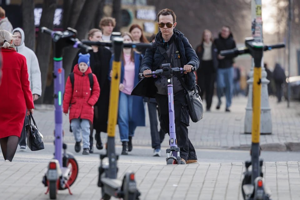 В Челябинской области отложили введение штрафов за самокаты в парках и скверах В Челябинской области отложили введение административной ответственности за нарушение правил использования электросамокатов Поправки к законопроекту рассмотрели на комитете по законодательству государственному строительству и местному самоуправлению Законодательного Собрания Документ прошел первое чтение еще в августе 2025 года но был отправлен доработку Подготовка ко второму чтению вызвала активные дискуссии с участием представителей муниципалитетов кикшеринговых компаний прокуратуры и ГИБДД В итоге в законопроект внесли ряд уточнений Основные изменения касаются зон запрета Ответственность будет наступать за передвижение на самокатах по территориям общего пользования предназначенным для отдыха скверам паркам городским садам набережным и пляжам Конкретные места запрета определят муниципалитеты   Подписаться на chelkp Мы в MAX
