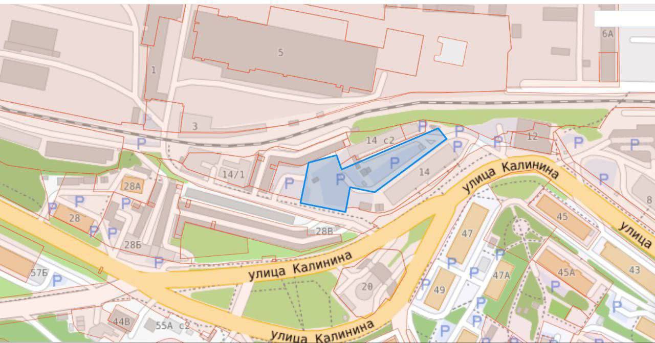 Земельный схематоз не прошел Гарант Строй лишили статуса резидента в Приморье КРДВ официально расторгла соглашение с ООО ИК Гарант Строй лишив компанию льгот Свободного порта Владивосток Проверка прокуратуры подтвердила то о чем давно писали мы и многие коллеги инвестиционный проект под который компания получала землю оказался фикцией За громкой вывеской резидента скрывалась структура с одним сотрудником в штате и уставным капиталом в 10 тысяч рублей чья активность сводилась исключительно к накоплению земельных активов Фигура бенефициара компании Максима Голикова давно находится в центре внимания из за его связей с экс начальницей управления градостроительства мэрии Верой Вялковой По данным СМИ Гарант Строй стал основным выгодоприобретателем парковочного схематоза компания пачками получала участки во Владивостоке без торгов обещая построить многоуровневые стоянки Вместо них город получил заброшенные пустыри или сомнительные бетонные площадки как на улице Швартовой где действия Голикова заблокировали логистику предприятия Далькомхолод Вообще же история Голикова это не только Гарант Строй В орбиту его интересов входят и другие компании например СЗ Премиум которые также фигурируют в земельных конфликтах Пока его партнер по бизнесу Алексей Безгодков и бывшая чиновница Вялкова остаются в тени на саму компанию только за последний год обрушилось более десяти исков от администрации города и надзорных органов Власти пытаются взыскать миллионные долги по аренде и вернуть участки которые годами не использовались по назначению Без преференций СПВ компания теряет налоговые льготы и особый порядок защиты прав инвесторов становясь рядовым ответчиком в судах На фоне жесткой позиции губернатора Олега Кожемяко по зачистке недобросовестных застройщиков кейс Голикова может стать показательным процессом по возвращению городской земли из частных рук семейных кланов обратно государству Прислать фото или видео для публикации
