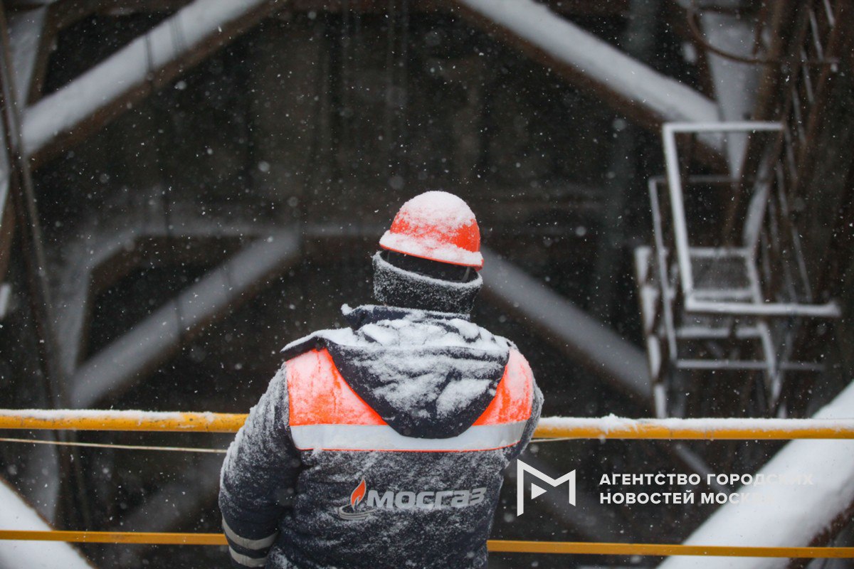 Завершена модернизация подводных газопроводов Москвы сообщил Сергей Собянин Работы стартовали в 2018 году и охватили 12 системообразующих дюкеров высокого и среднего давления общей протяженностью около 9 км В канун 2026 го завершили реконструкцию последнего объекта Кропоткинского газопровода Подводные дюкеры прокладывались ещe в 1939 1965 годах под Москвой рекой Яузой и другими водными преградами При обновлении были применены современные бестраншейные технологии газопроводы уложили в тоннелях под дном рек на глубине около 20 м с помощью микротоннелирования Это позволило не затрагивать экосистему и повысить надежность коммуникаций Кроме того меньше чем за год был построен новый газопровод дюкер Шелепихинский проложенный под руслом Москвы реки на глубине около 20 м Он повысил надежность газоснабжения западной части столицы и создал дополнительный резерв для жилой застройки и промышленности Подпишись на Агентство Москва Мы в МАХ